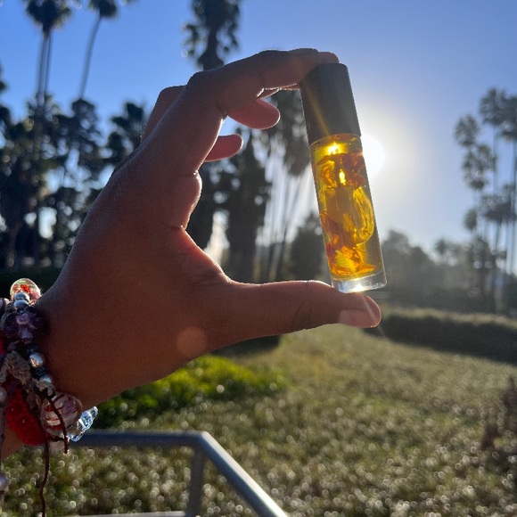 Patchouli and white rose essential oils - Picture 3 of 5